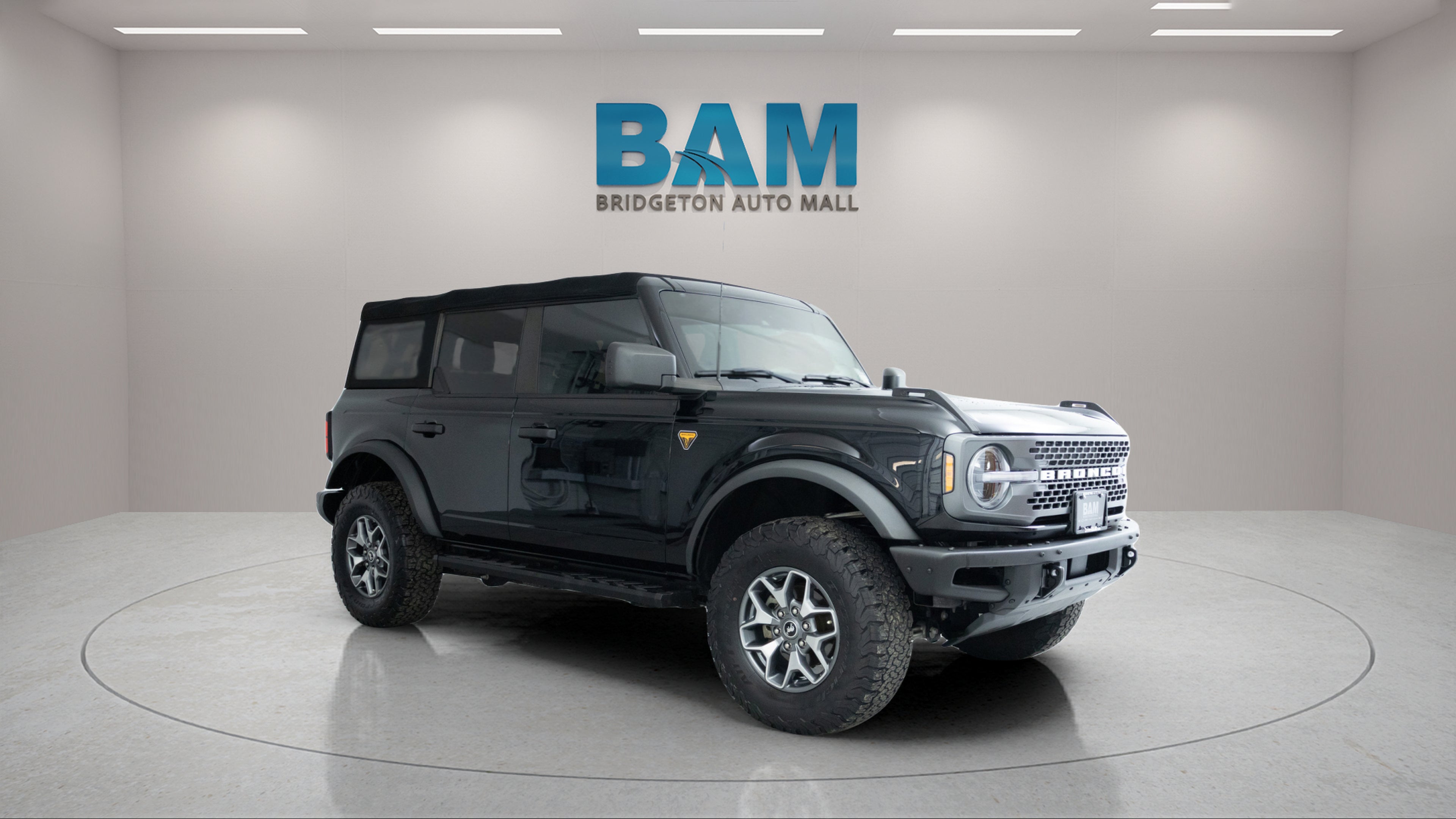 2022 Ford Bronco Badlands in Black — front three-quarter view