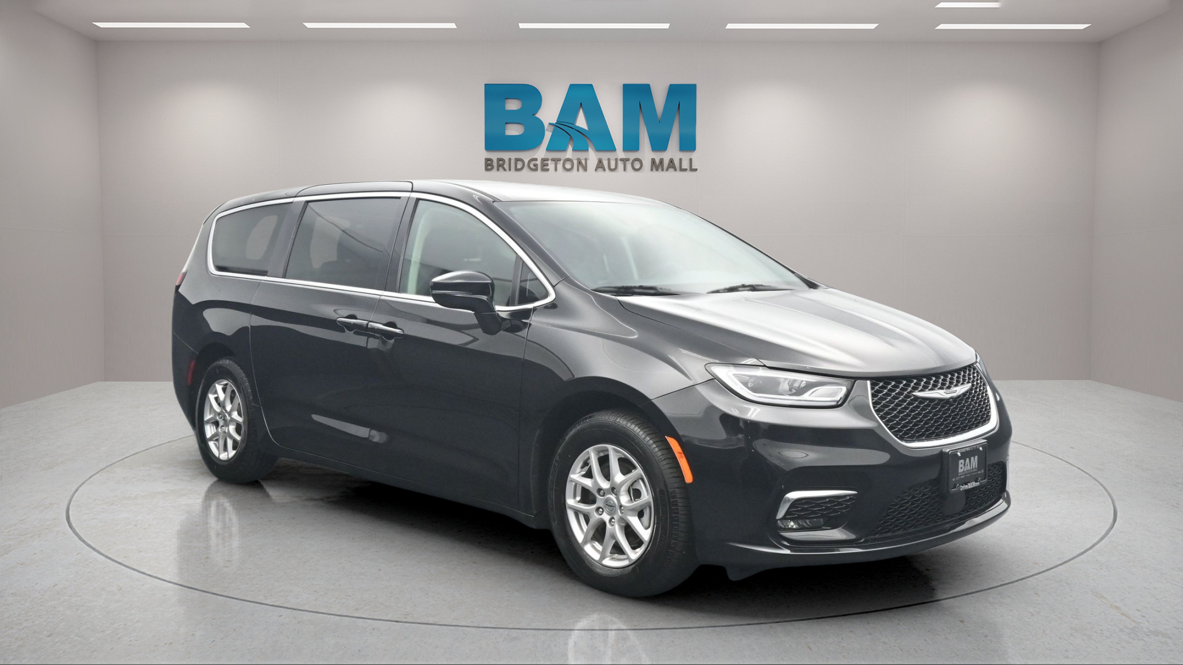 2024 Chrysler Pacifica Touring L in Diamond Black Crystal Pearlcoat — front three-quarter view